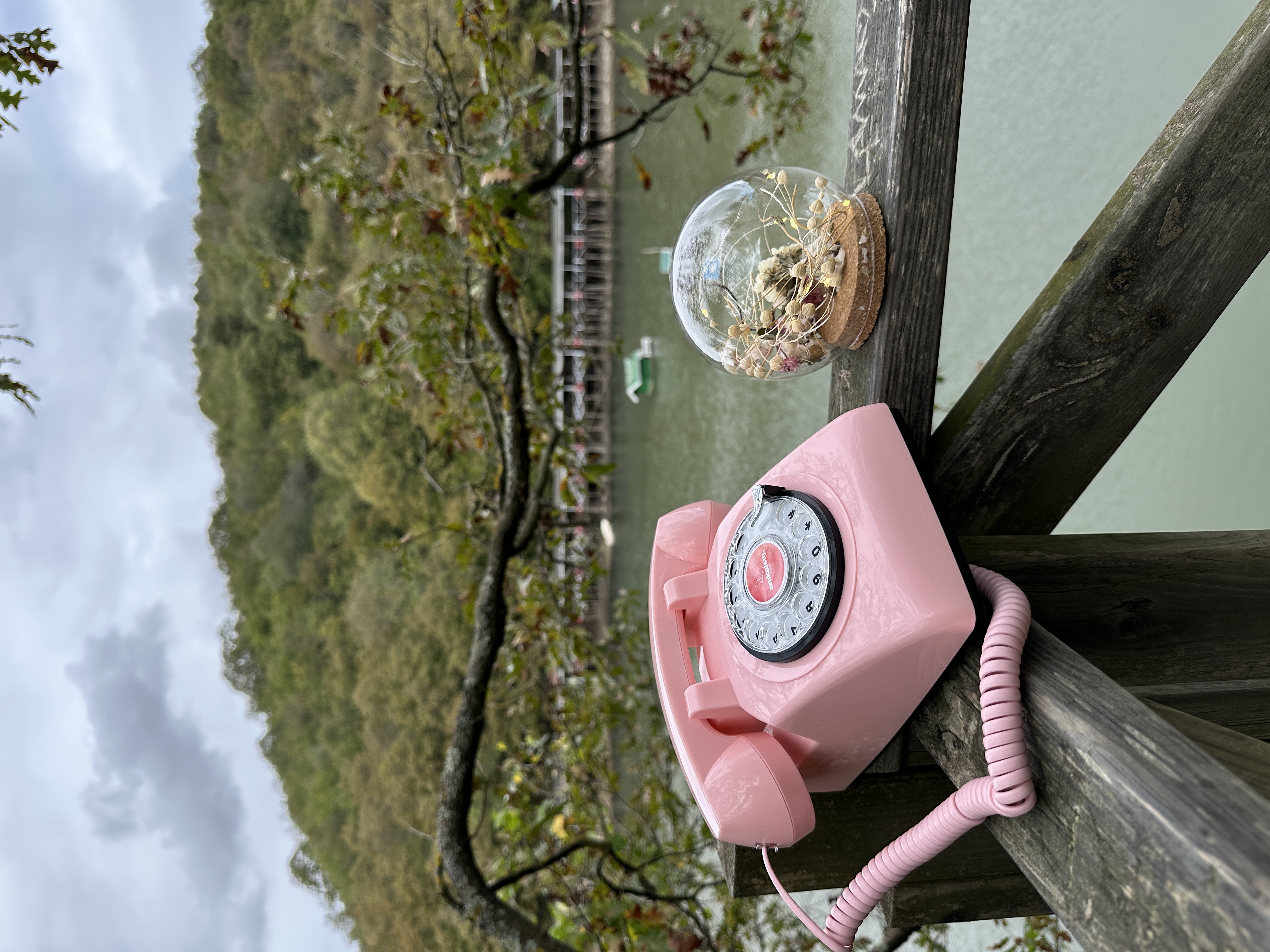 Pembe telefon dışarıda