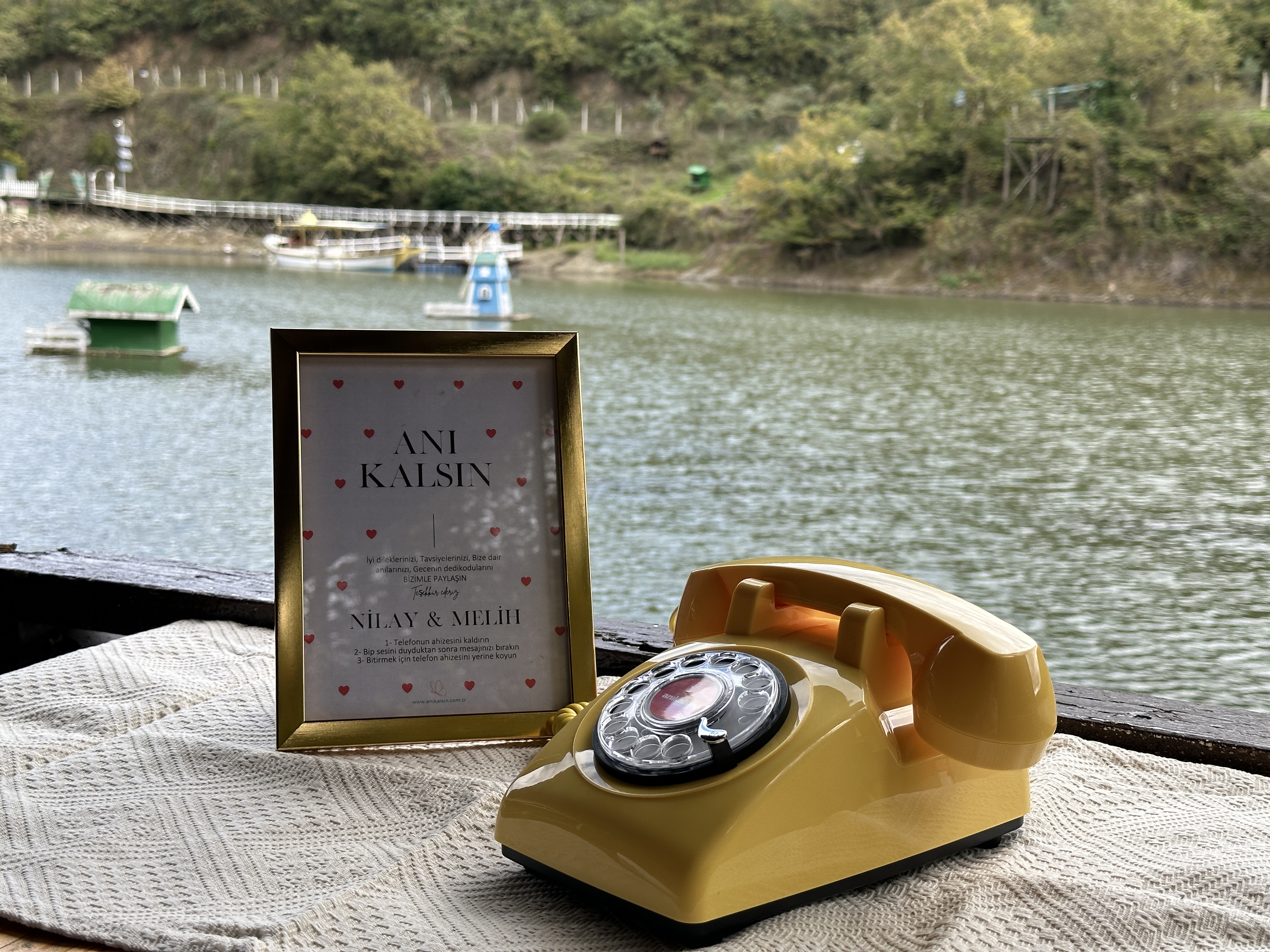 Anı Kalsın sarı telefon ve çerçeve