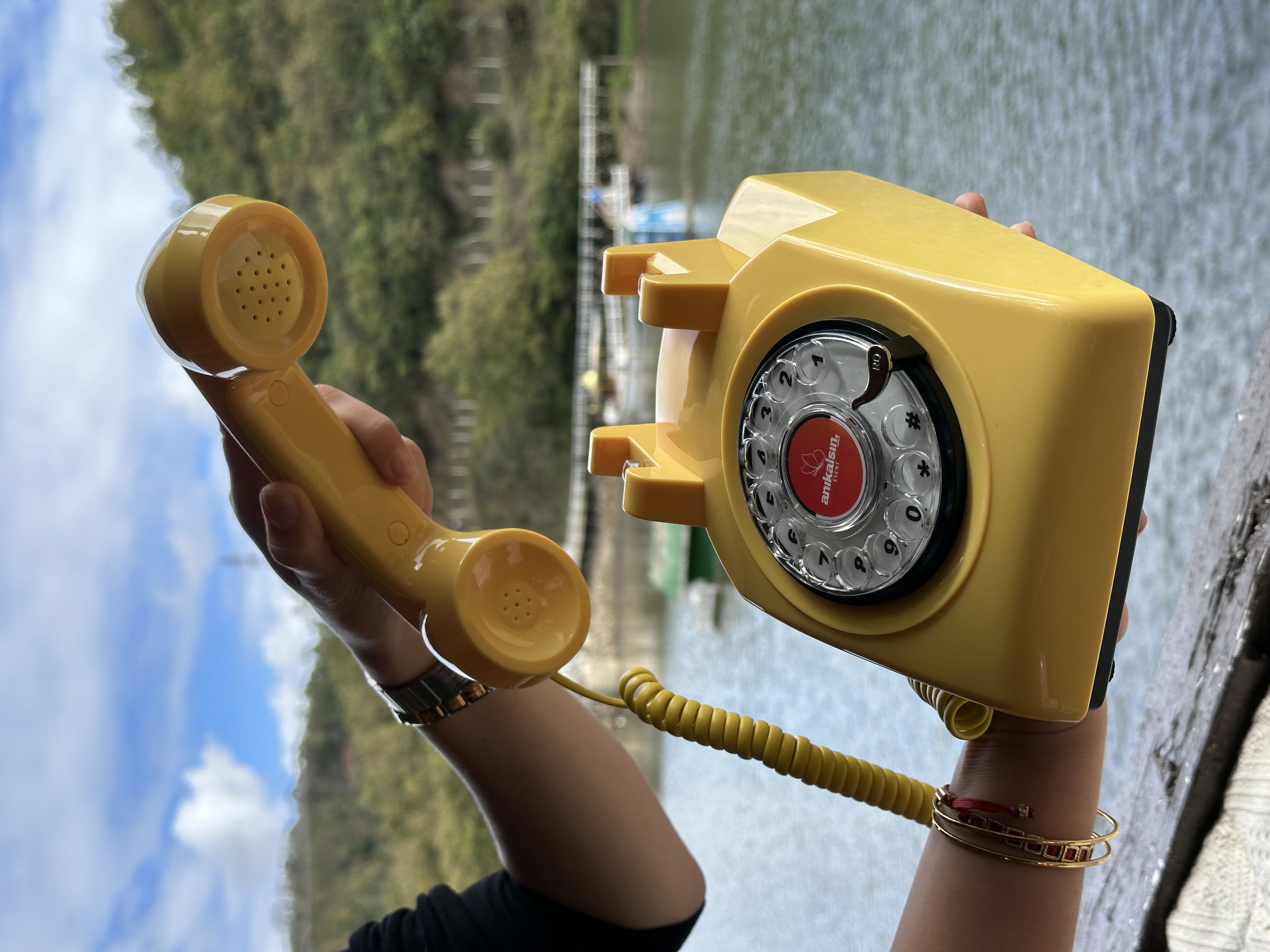 Sarı telefon gökyüzünde