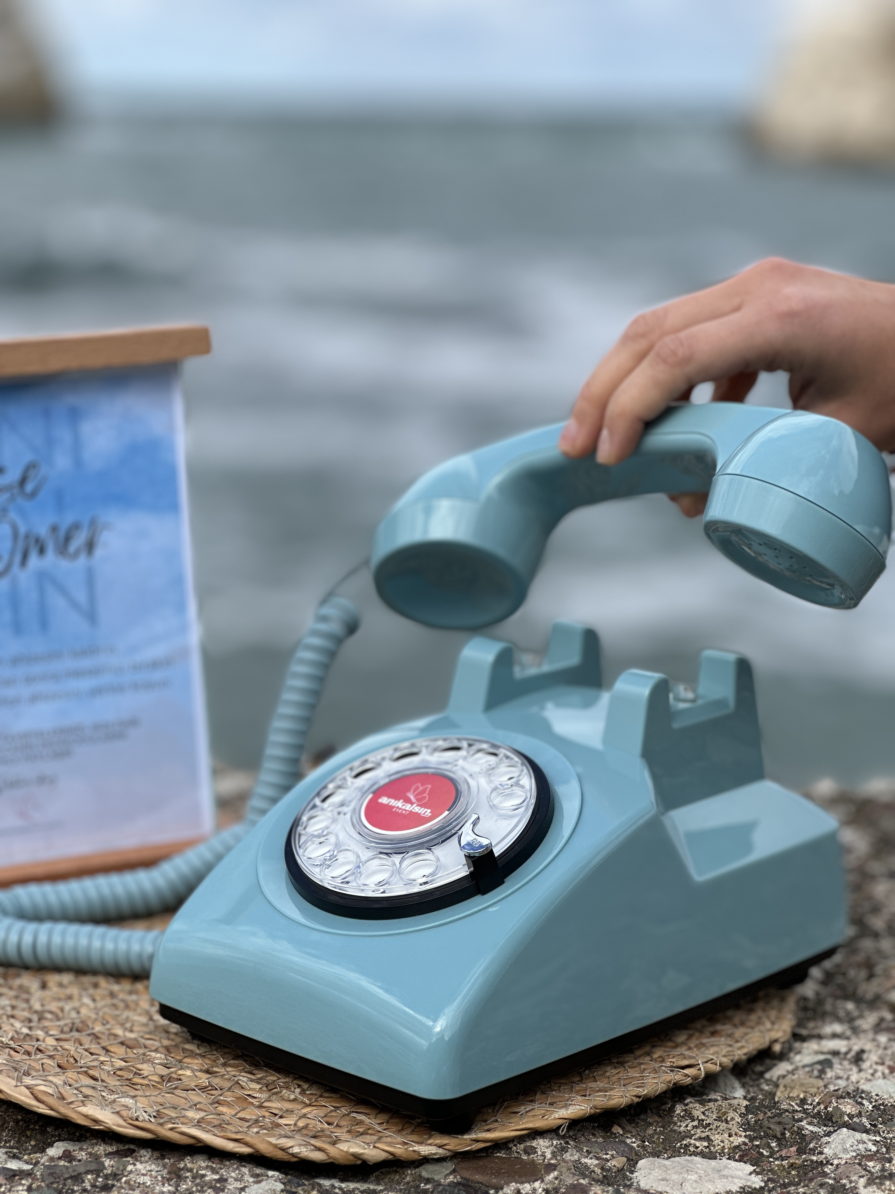 Mavi telefon su kenarında